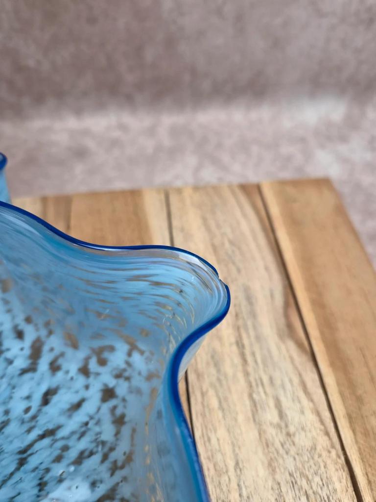 Abat-jour ancien en verre moucheté bleu et blanc – Bord ondulé – Vintage