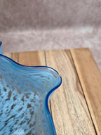 Abat-jour ancien en verre moucheté bleu et blanc – Bord ondulé – Vintage
