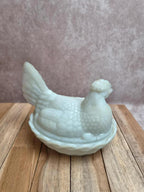 Service à œufs ancien Vallérysthal en opaline – poule et 6 coquetiers