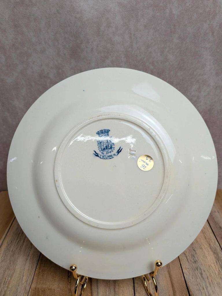 Assiette ancienne Terre de Fer Gien modèle Cyclamen