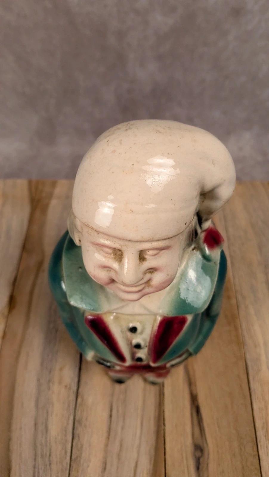 Pot en barbotine personnage ancien vert et rouge