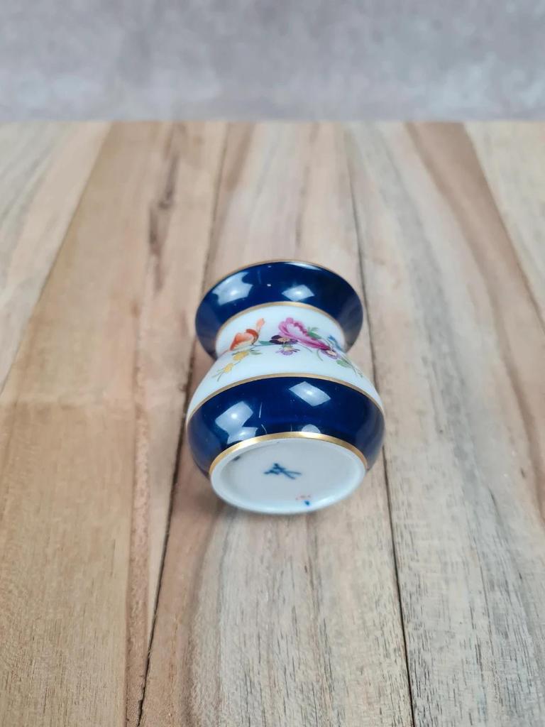 Petit vase miniature en porcelaine Meissen – décor floral & bleu cobalt 🌸