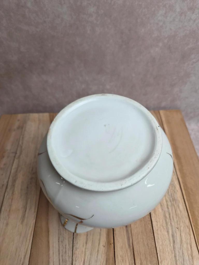 Ancien broc de toilette porcelaine de Paris Xixe décor doré