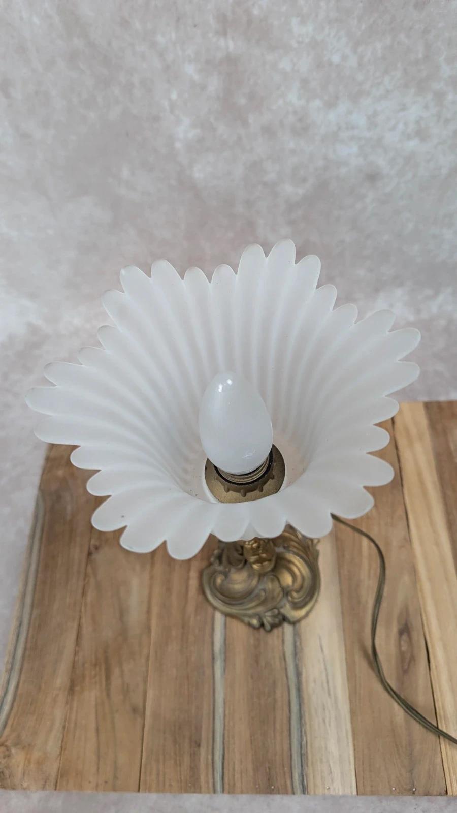 Lampe ancienne Modèle Déposé en bronze & tulipe en verre dépoli