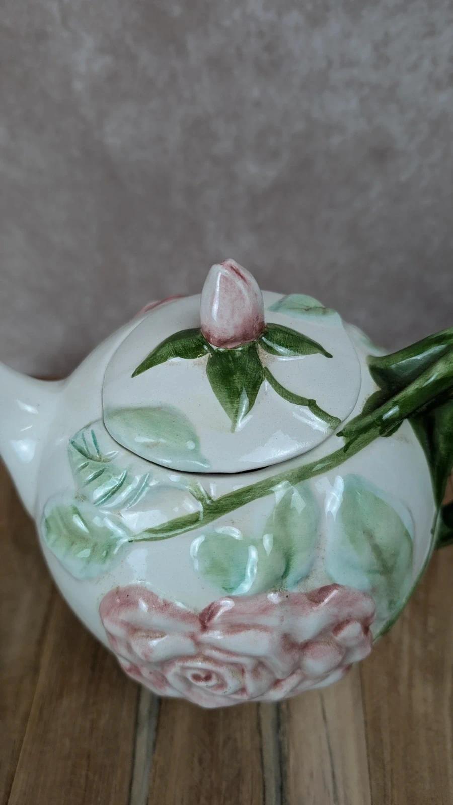Théière ancienne en céramique fleurie Fg