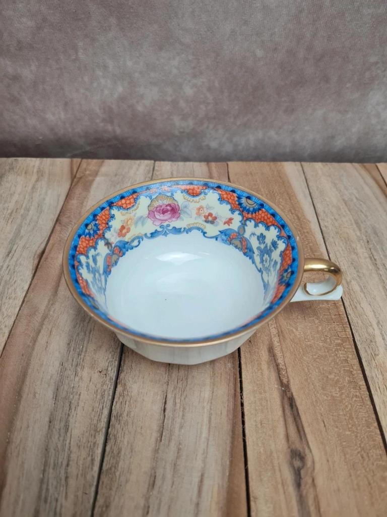 Tasse ancienne porcelaine Kpm Berlin années 1920 décor floral doré