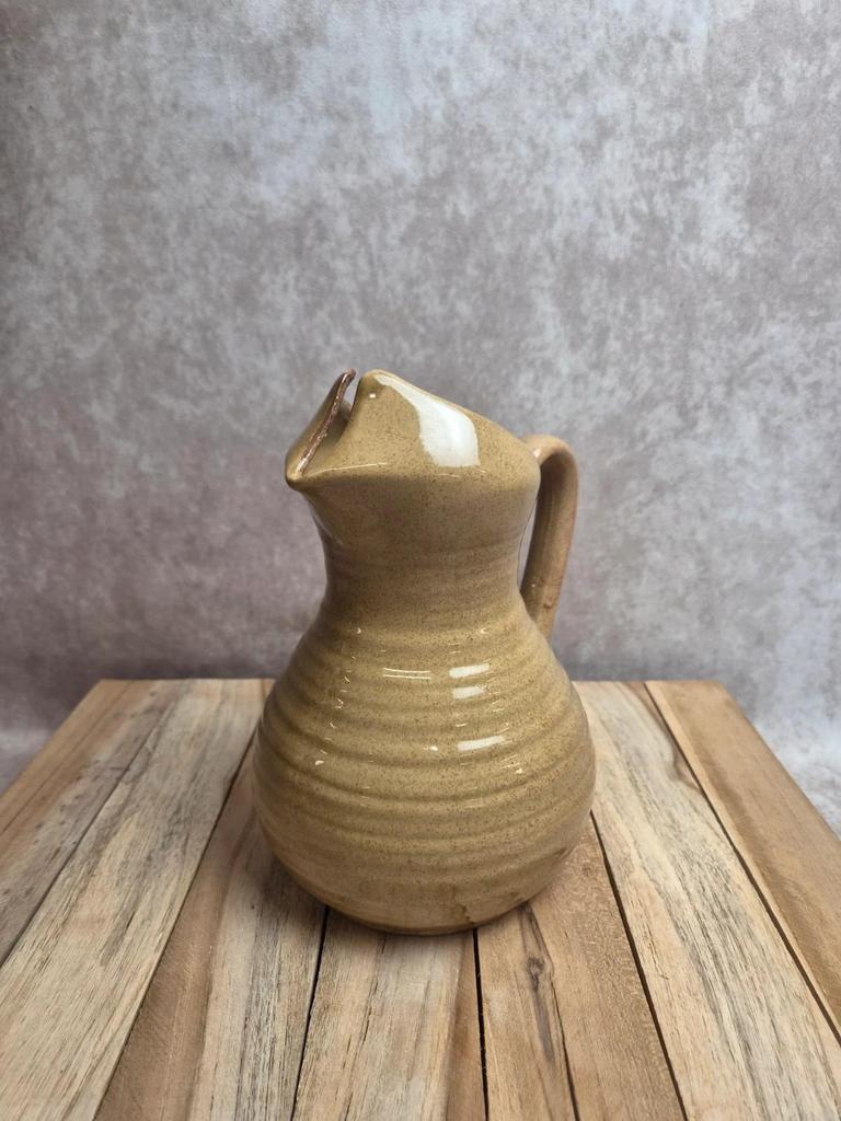 Pichet vintage en grès vernissé beige – forme originale
