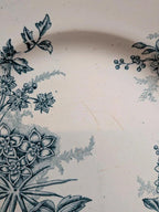 Assiette ancienne en terre de fer Saint-amandinoise – Modèle Margot – Fleurs bleues