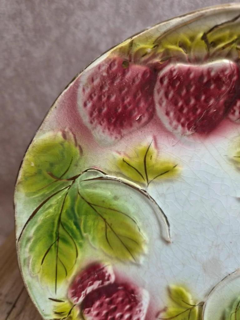 Assiette ancienne en barbotine – décor de fraises en relief – dorure