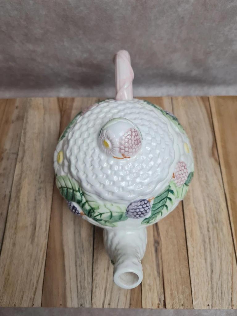 Théière ancienne barbotine décor fruits & feuillage – signée Fg 🍓🌿