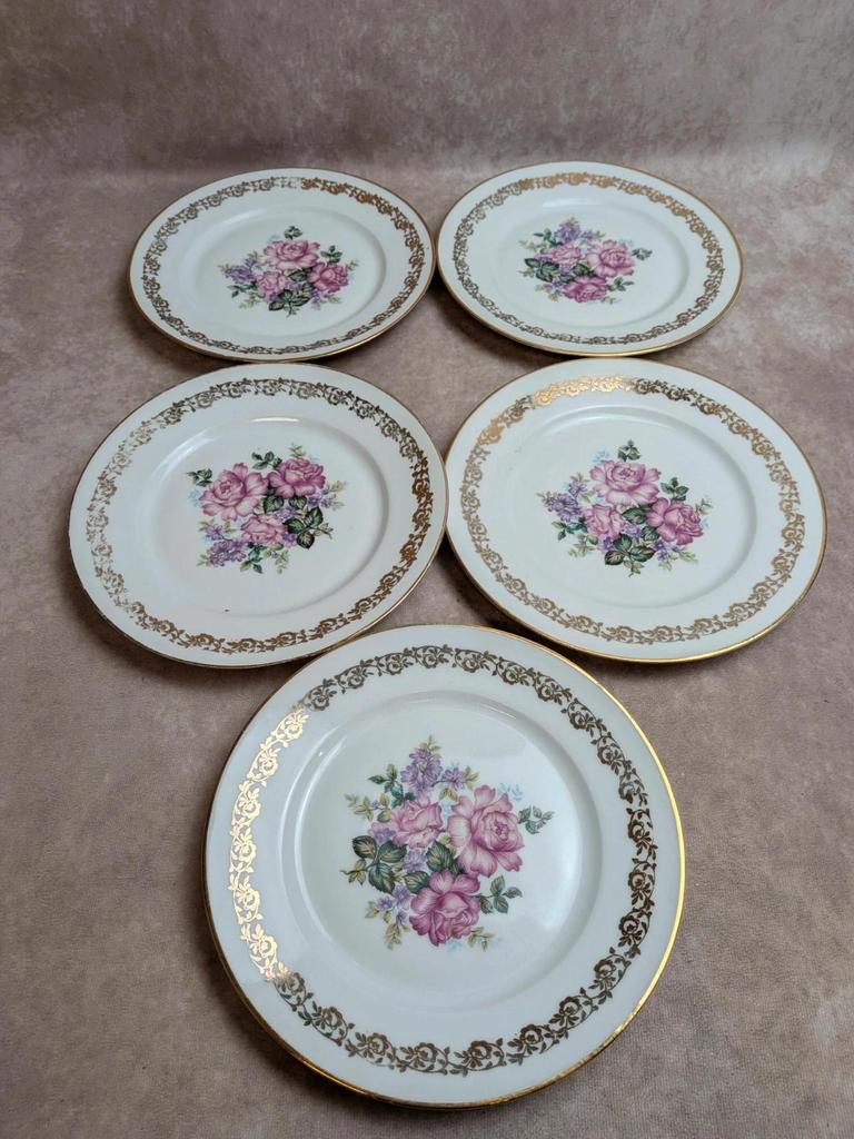 Lot de 5 assiettes plates en porcelaine de Limoges – Décor floral et dorures