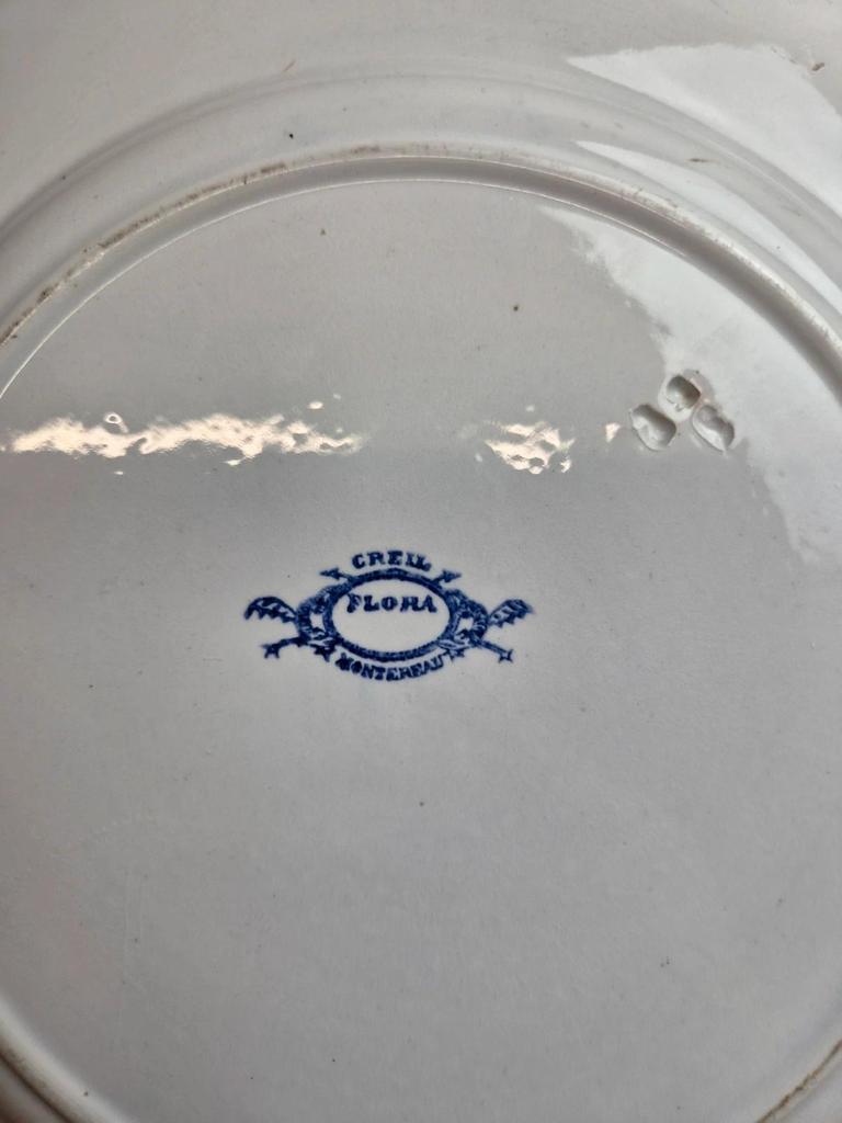 Grand plat terre de fer Creil & Montereau – modèle Flora – 30,5 cm