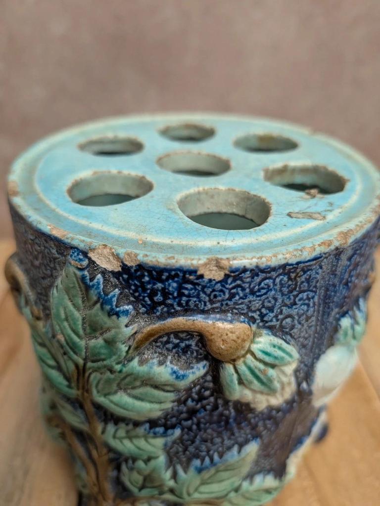 Petit vase pique-fleurs en majolique barbotine