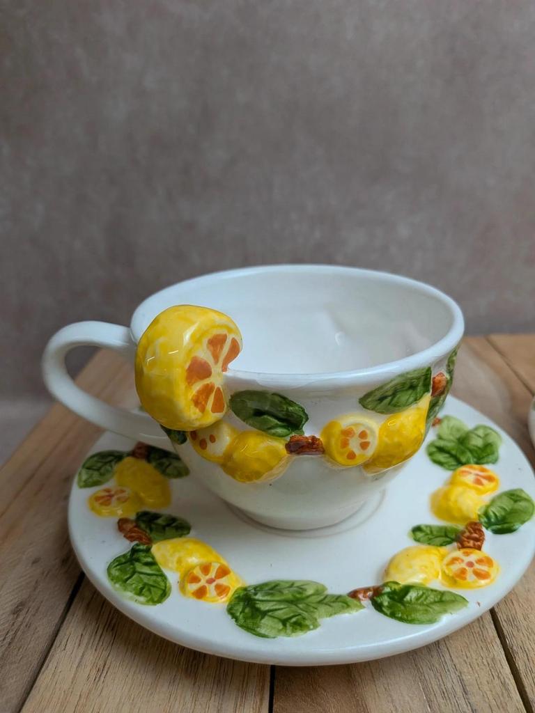 Lot de 2 tasses et 2 soucoupes en barbotine décor citrons