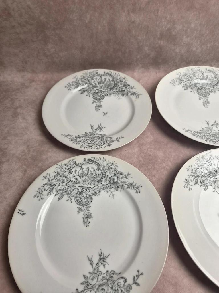 10 assiettes anciennes en porcelaine – Aux Lions de Faïence Paris – Xixe