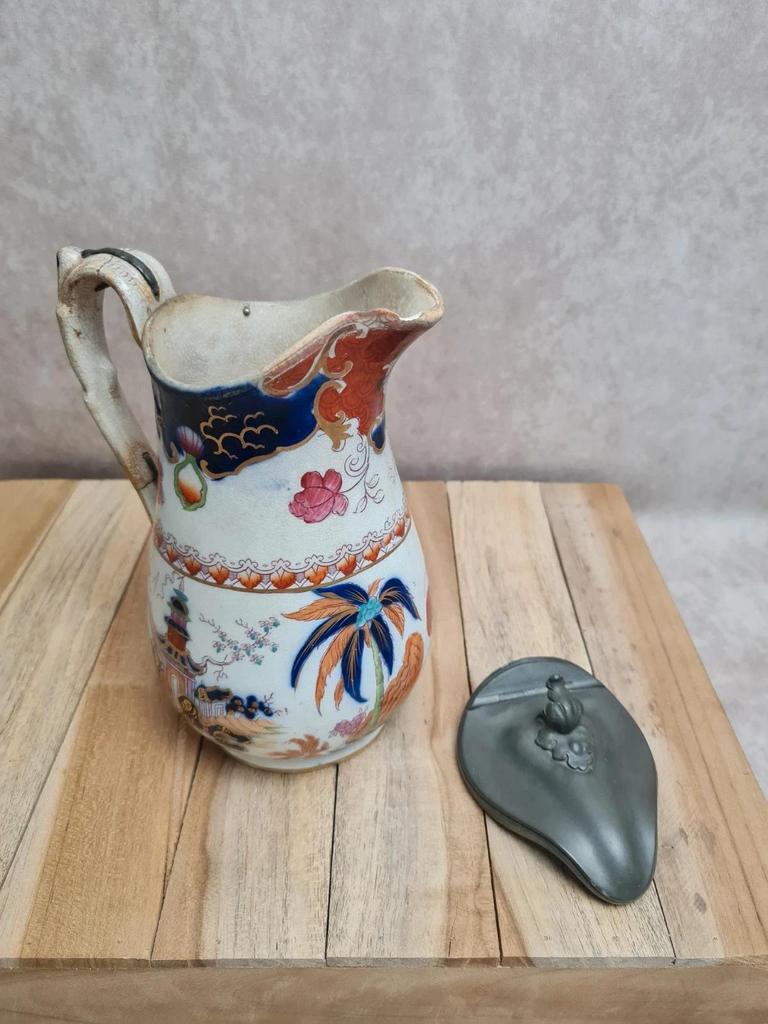 Pichet ancien japonisant Xixe couvercle étain décor Imari