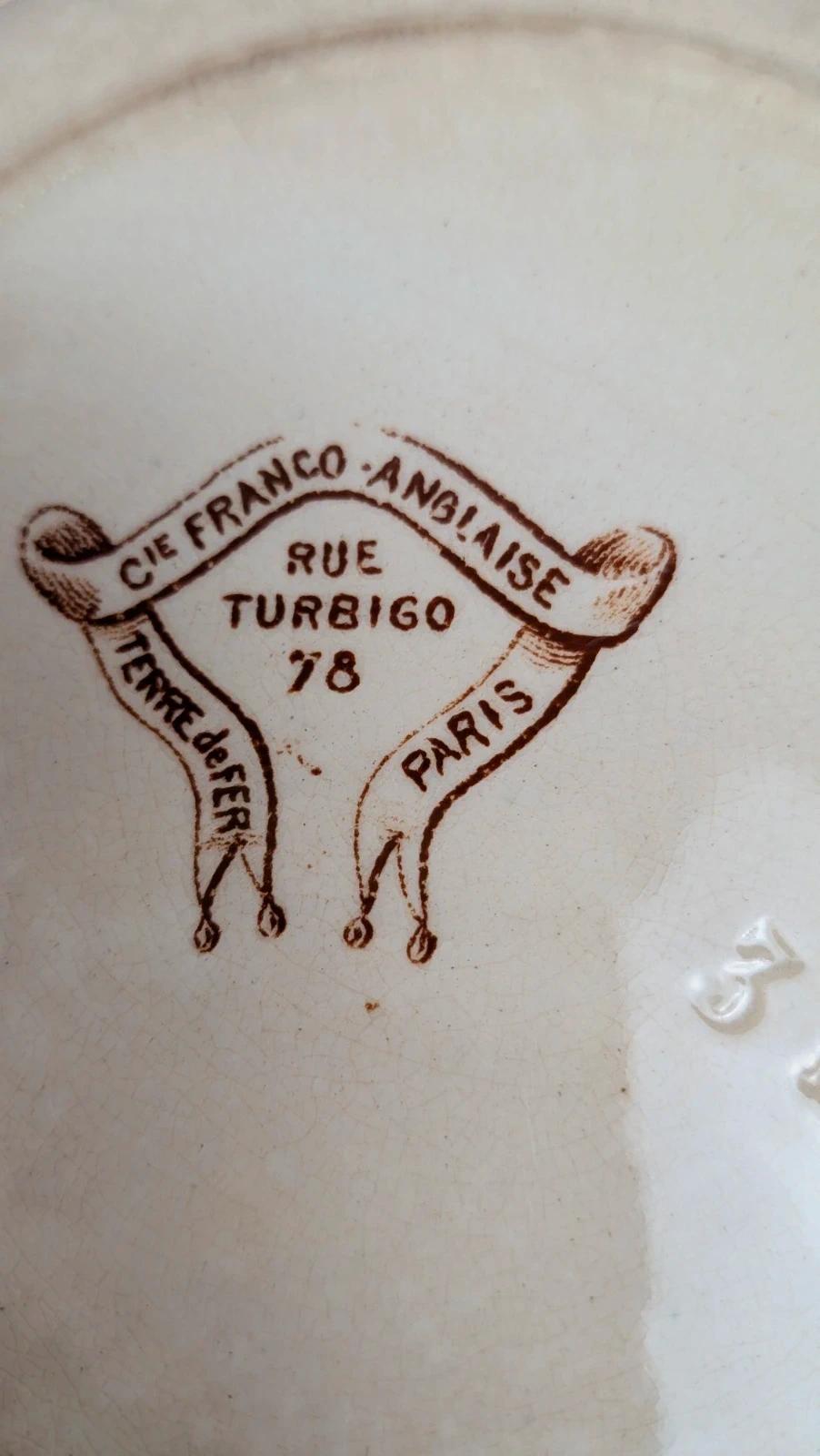 Lot de 2 assiettes creuses en terre de fer – Cie Franco-anglaise, Rue Turbigo 78 Paris 🤎