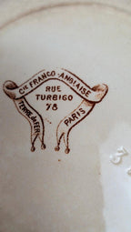 Lot de 2 assiettes creuses en terre de fer – Cie Franco-anglaise, Rue Turbigo 78 Paris 🤎