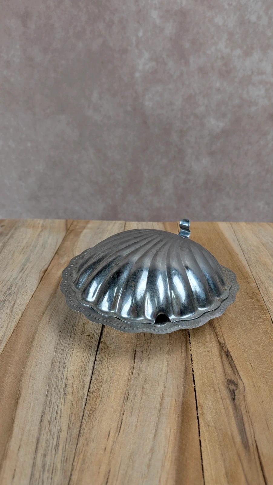 Beurrier ancien en métal argenté – forme coquille