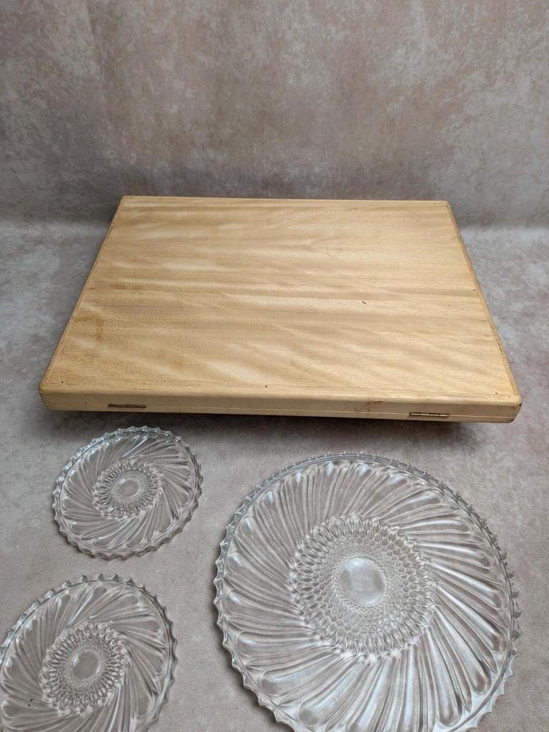 Ensemble vintage dessous de plat et dessous de bouteille en verre dans coffret en bois