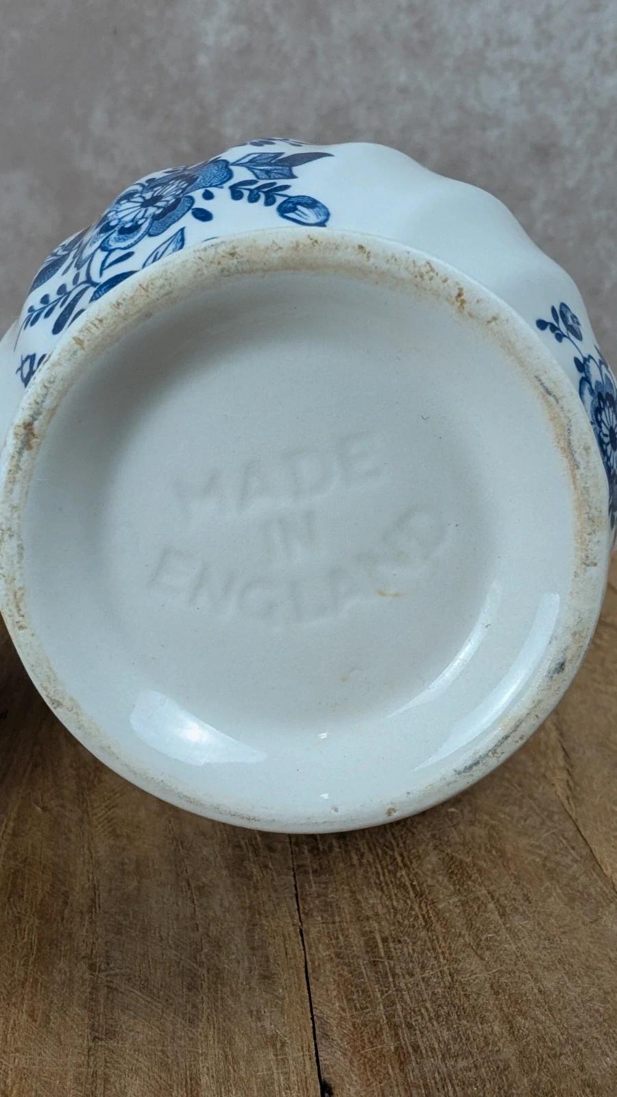 Petit pot verseur ancien anglais en faïence bleue – Made in England