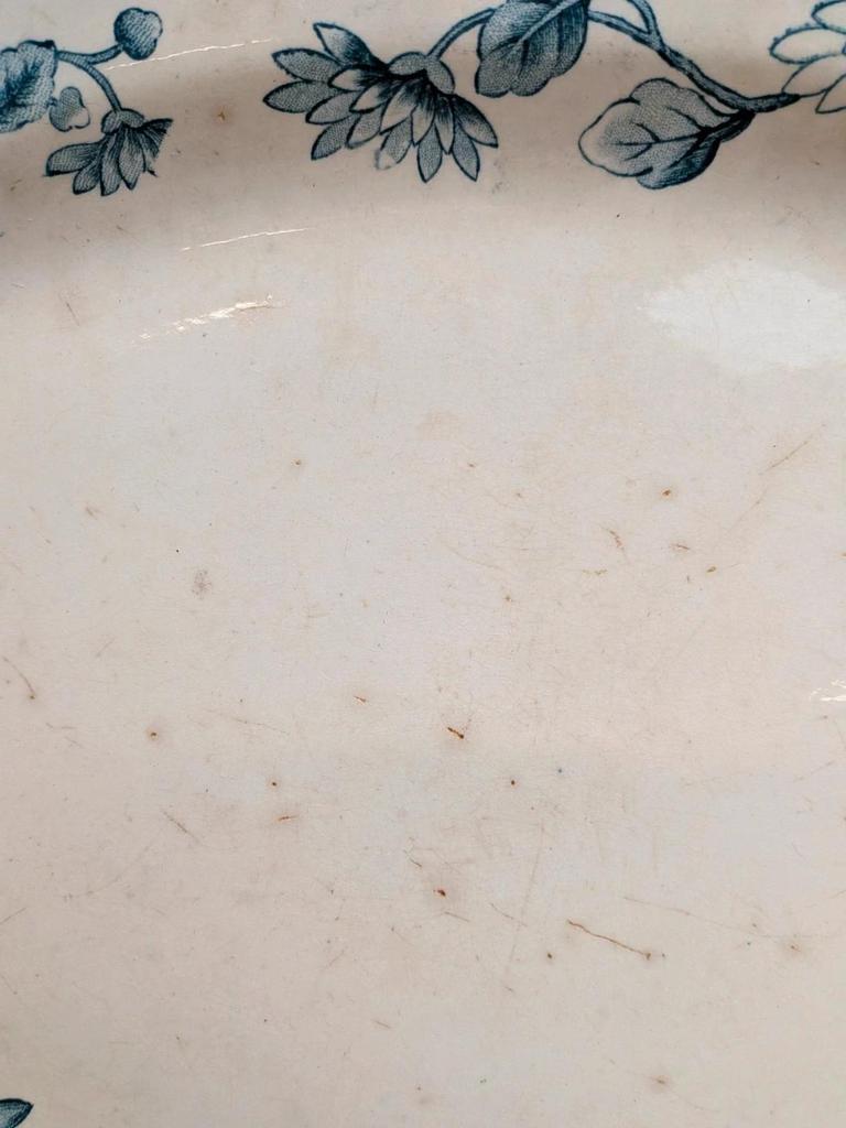 Plat ovale ancien en terre de fer Longwy modèle Pékin