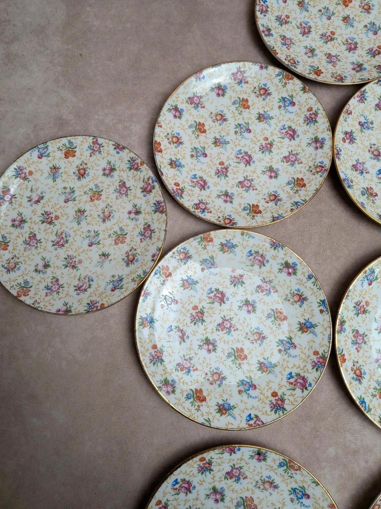 Lot de 9 assiettes à dessert anciennes en porcelaine fleurie
