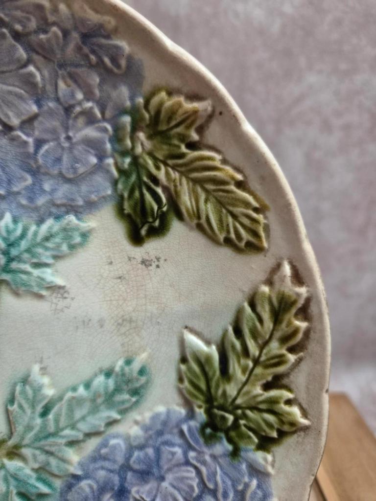 Assiette ancienne en barbotine – Décor d’hortensias mauves en relief – Art nouveau