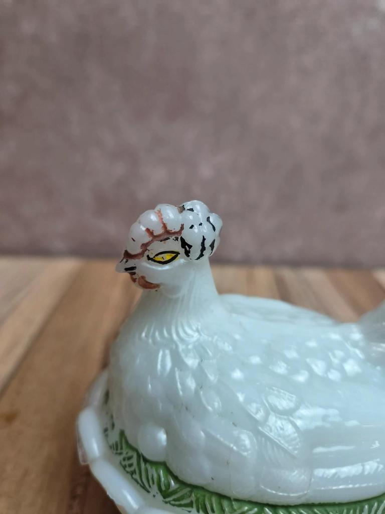 Petite poule couveuse en opaline blanche peinte ancienne