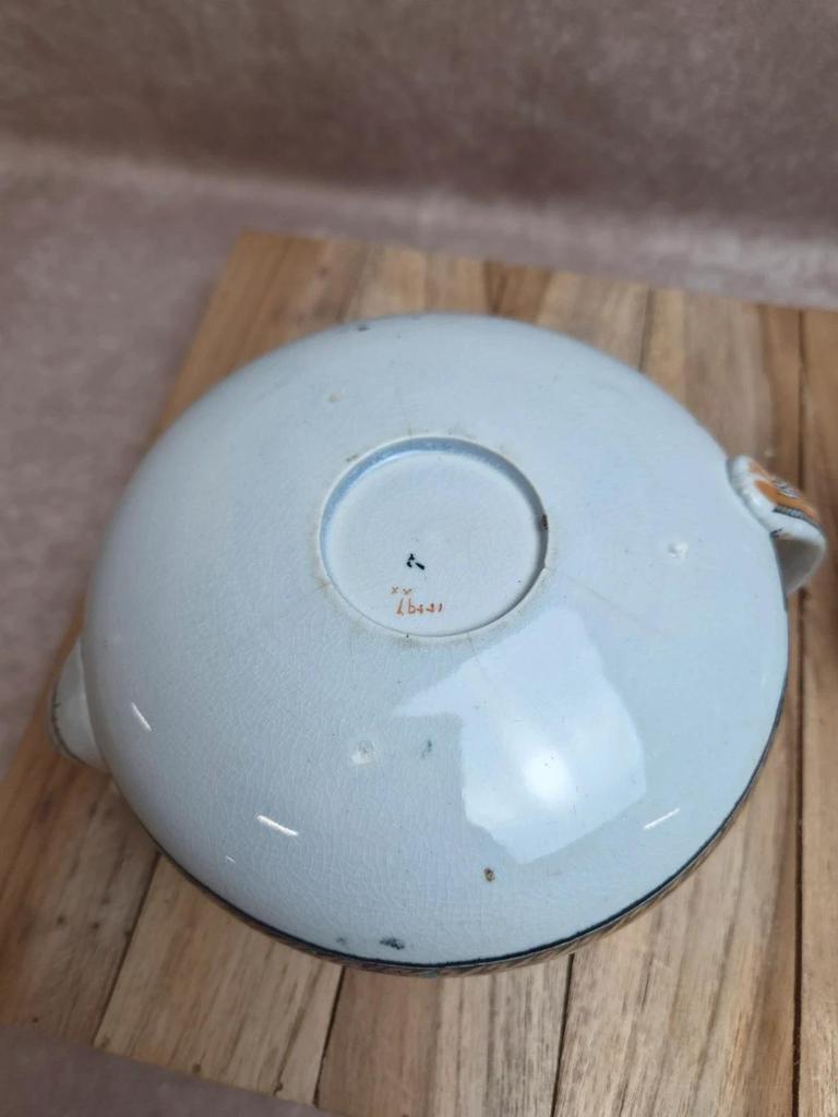 Théière ancienne et pot à lait assorti au joli décor fleuri rose et turquoise