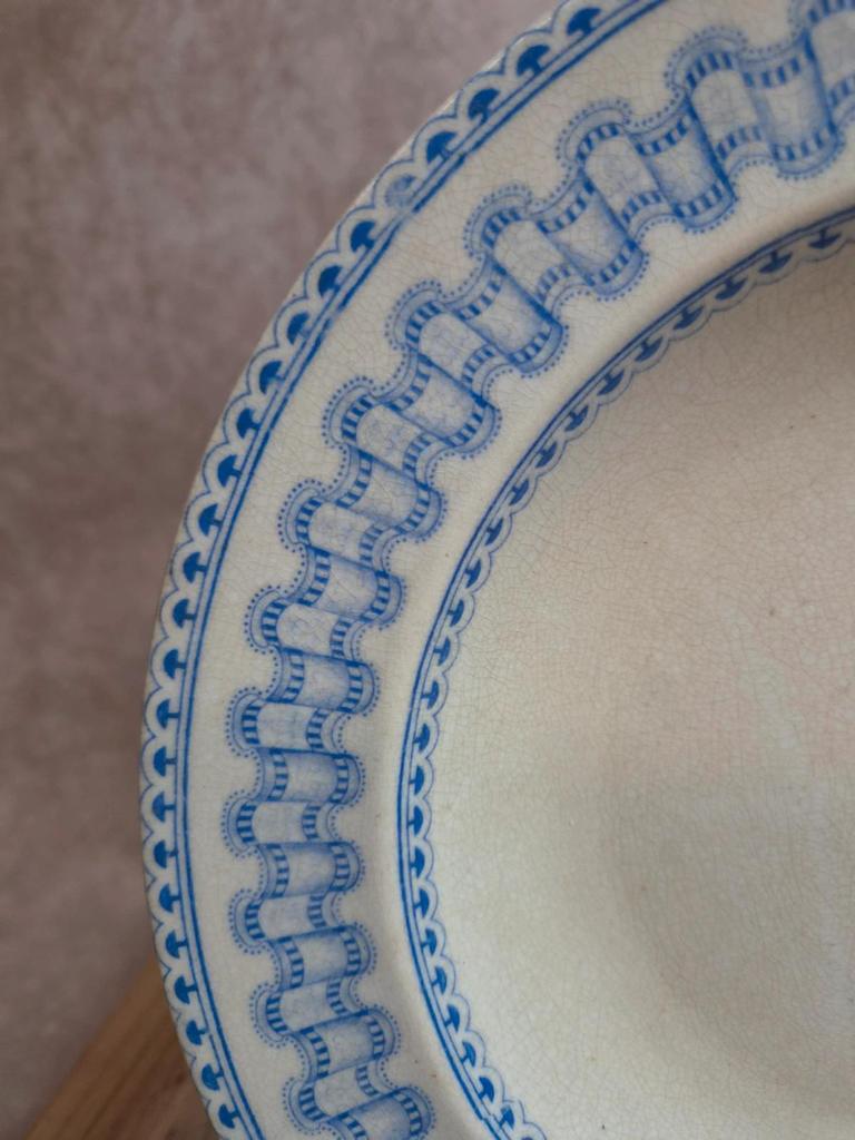 Grande assiette creuse ancienne anglaise B.p.w.&m. Milan – Terre de fer
