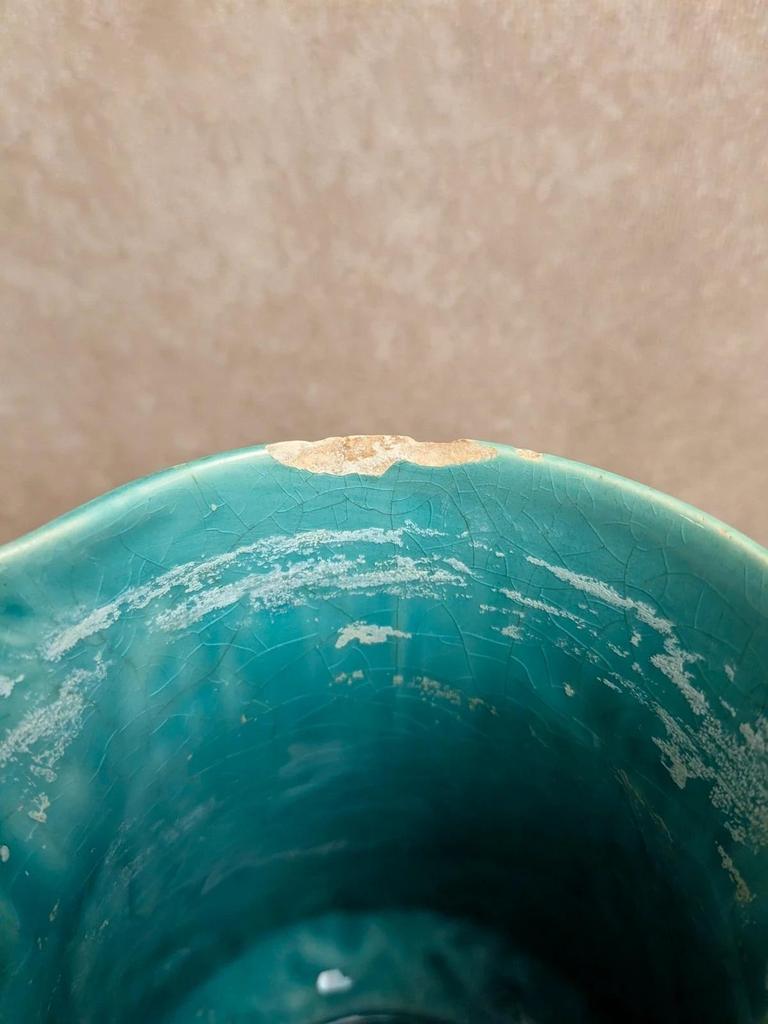 Pichet ancien en barbotine bleu turquoise