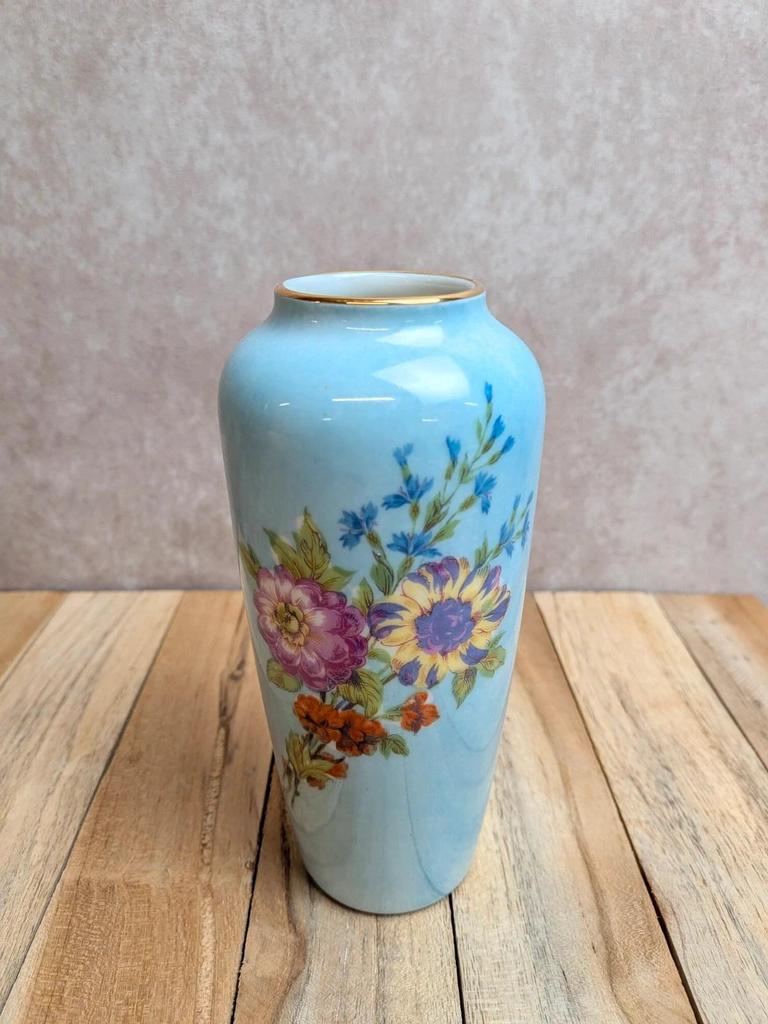 Vase vintage en porcelaine de Limoges – Bleu ciel, décor floral polychrome et dorures