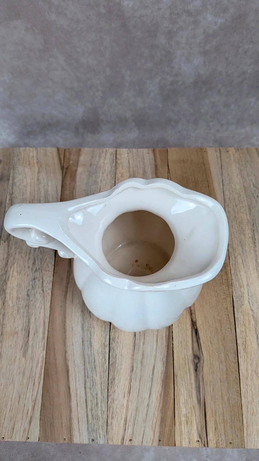 Petite carafe ancienne blanche relief style romantique