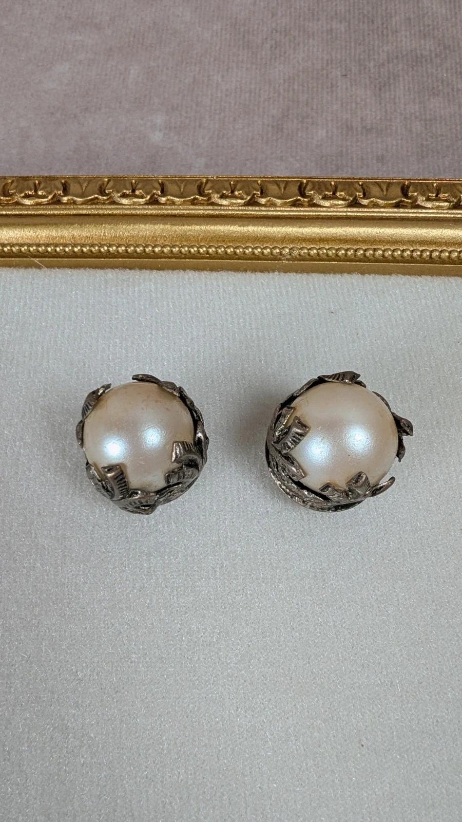 Boucles d’oreilles vintage à clips – perles monture argentée années 50/60