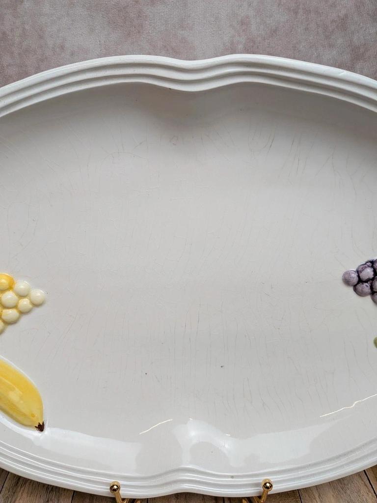 Grand plat vintage en barbotine décor fruits