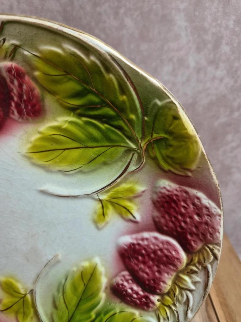 Assiette ancienne en barbotine – décor de fraises en relief – dorure
