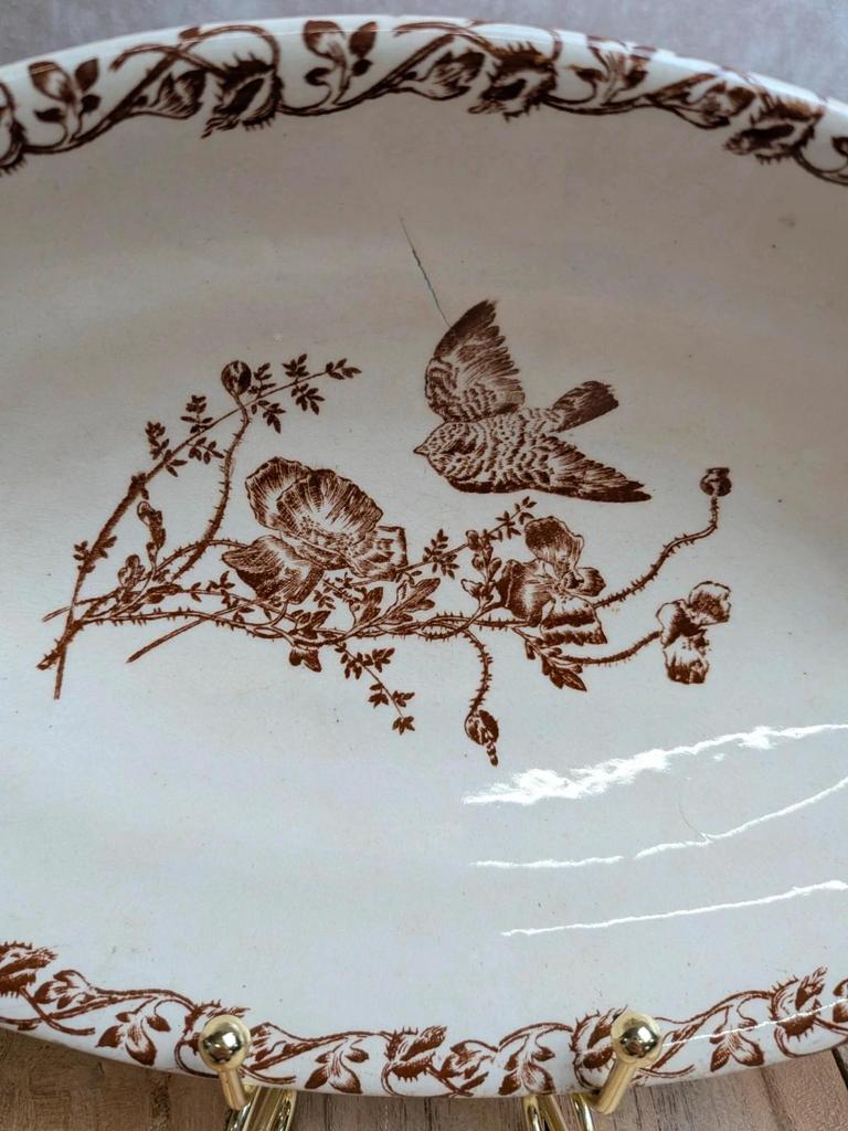 Ravier ancien en terre de fer décor oiseaux et coquelicots