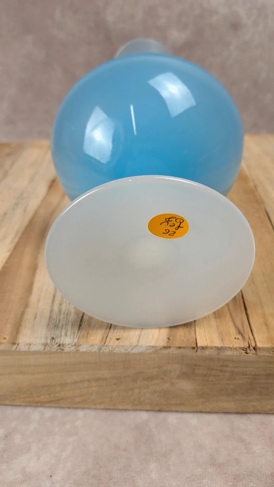 Vase en opaline bleue sur pied – vintage