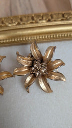 Boucles d’oreilles clips vintage fleurs dorées strass