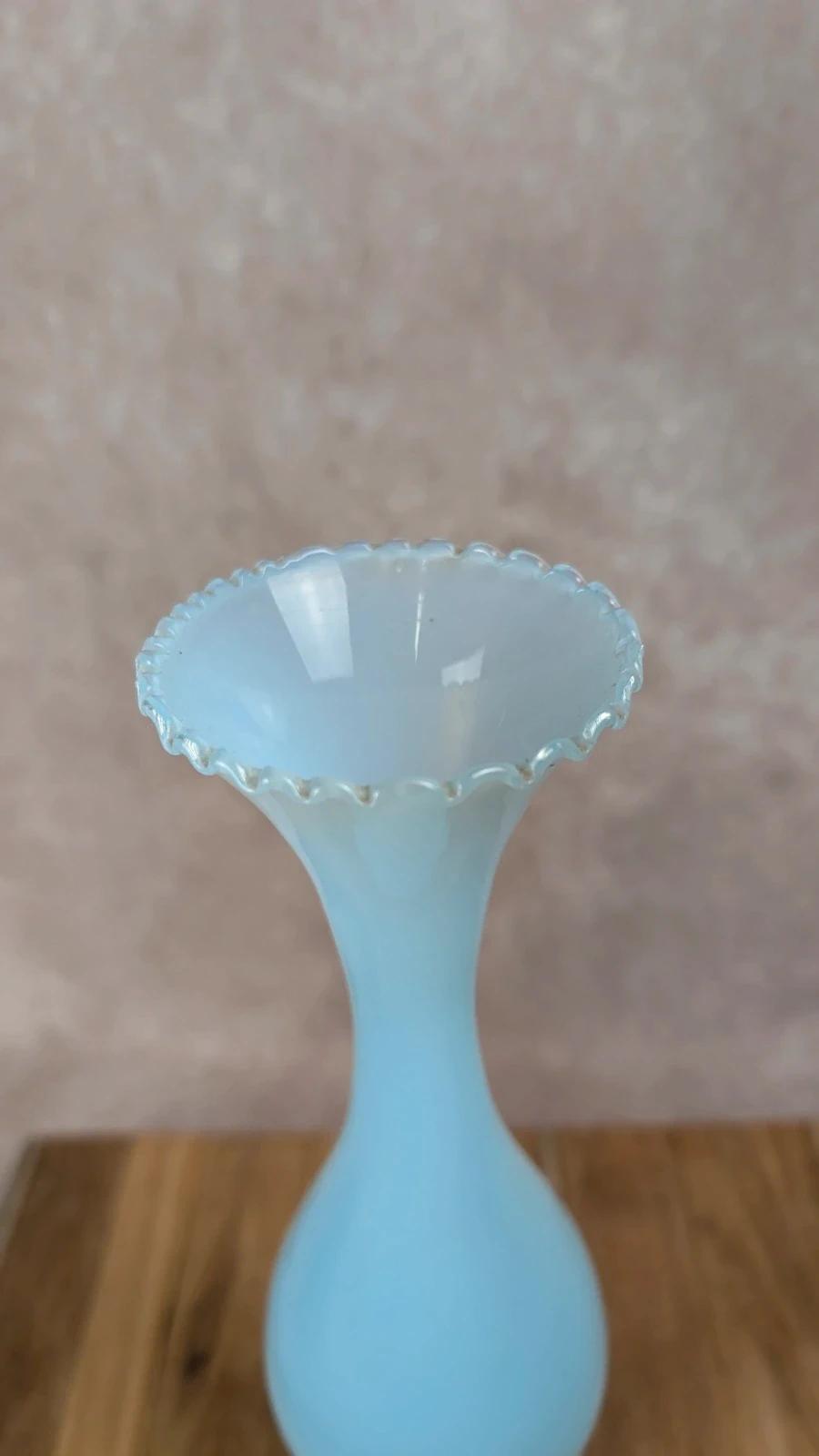 Vase ancien en opaline bleue sur pied