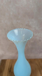 Vase ancien en opaline bleue sur pied