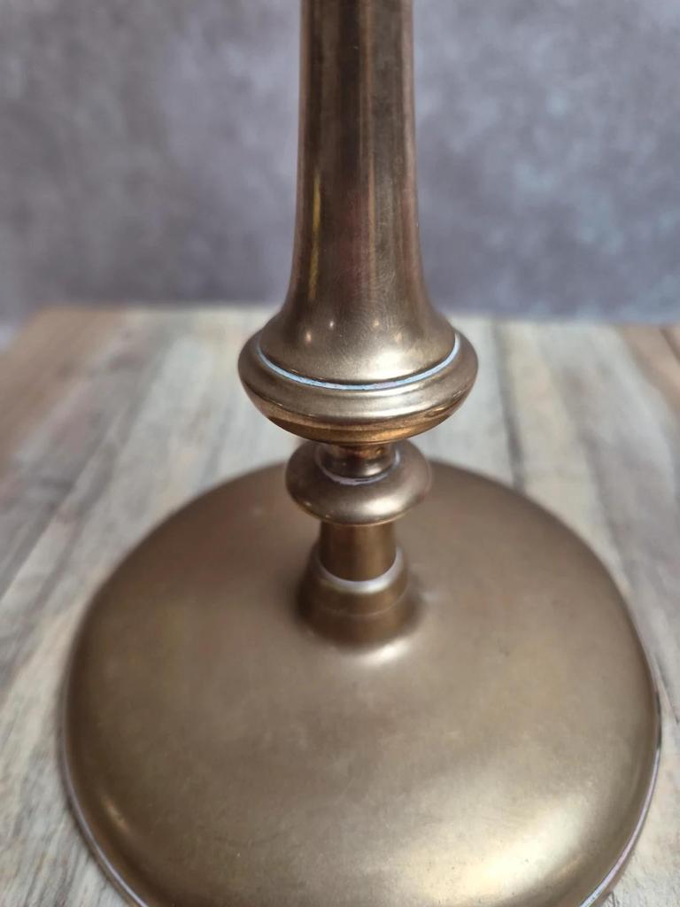 Paire de bougeoirs anciens en laiton lesté – style néoclassique