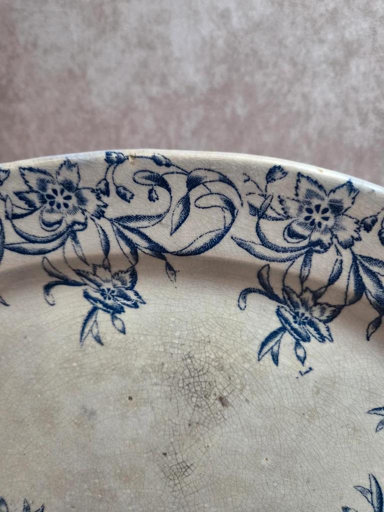 Plat ovale ancien Terre de fer bleu décor floral – 34 cm