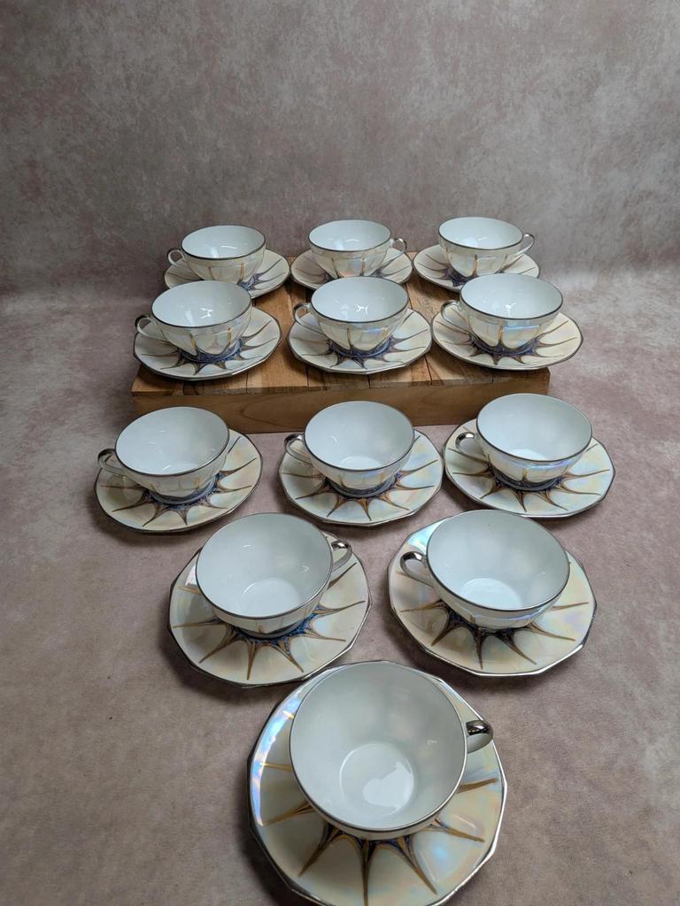 Service à café Art déco Limoges Unique signé Pailles – 27 pièces en porcelaine irisée