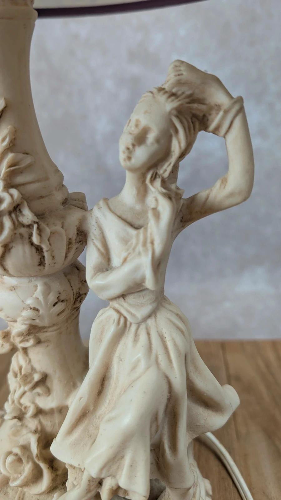 Lampe romantique en résine patinée, femme assise et fleurs