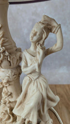 Lampe romantique en résine patinée, femme assise et fleurs