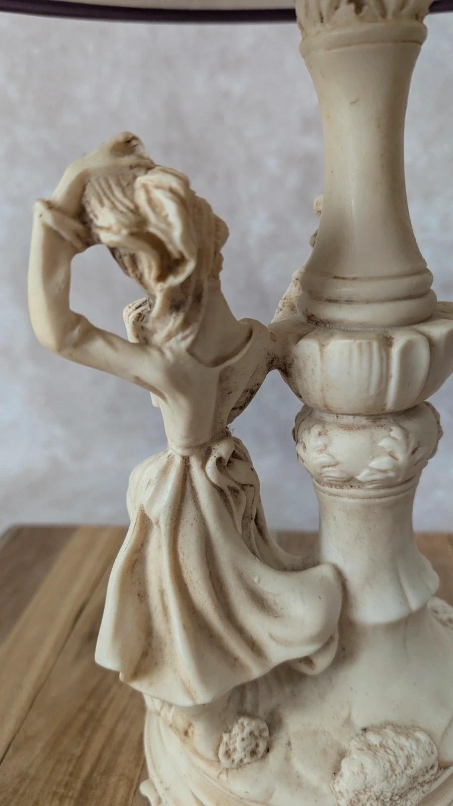 Lampe romantique en résine patinée, femme assise et fleurs