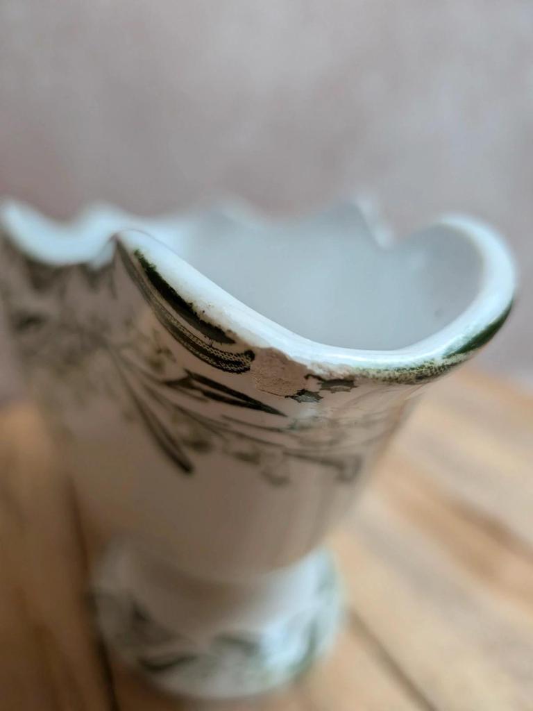 Saucière ancienne en terre de fer Saint-amand et Hamage – Modèle Mimosas