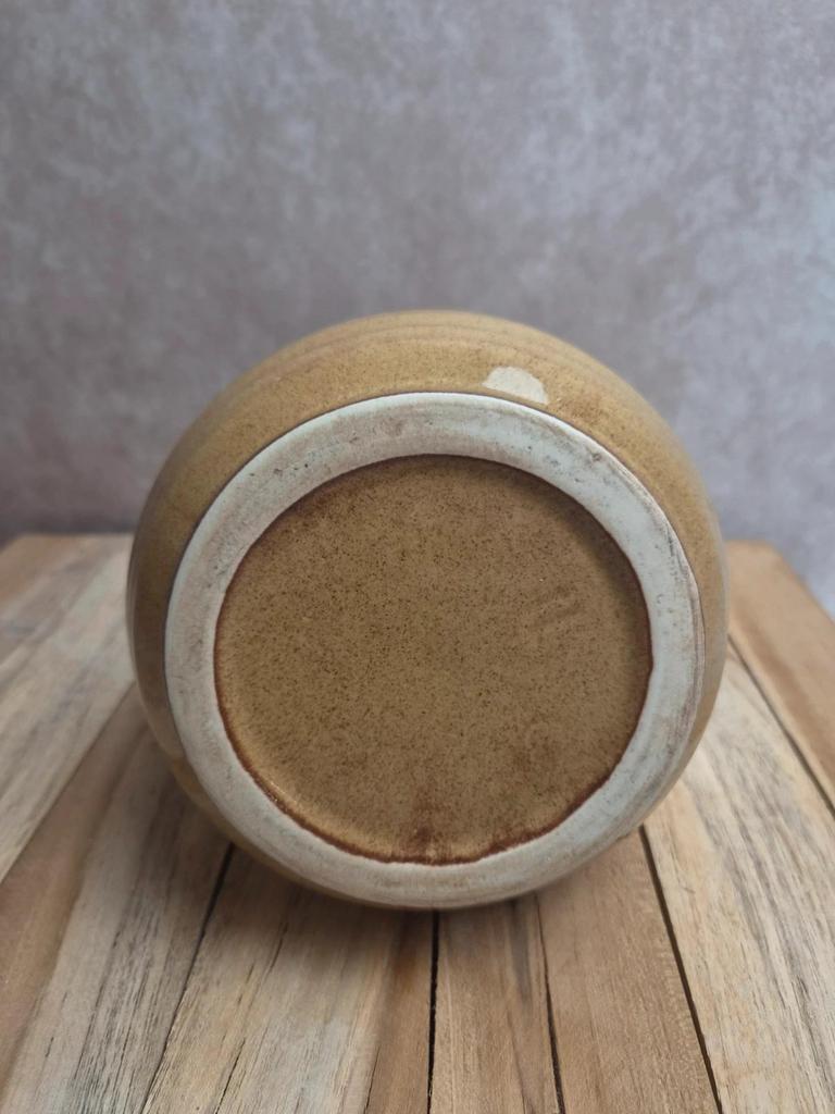 Pichet vintage en grès vernissé beige – forme originale